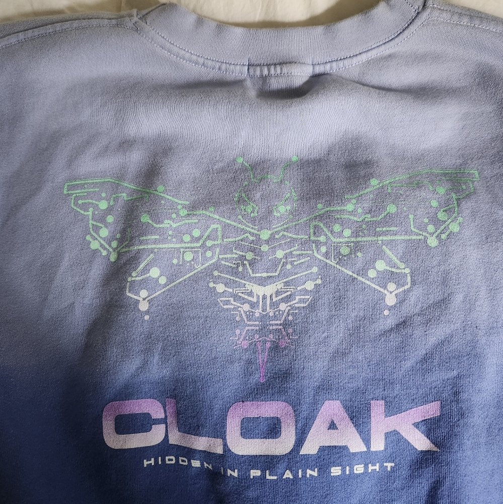 cloak hidden in plain sight Cropped Pullover/sweatshirt Size XL